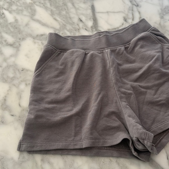 ALO Sweatshorts - Picture 4 of 9